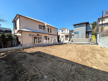 ≪現地外観≫ウォークインクローゼットや土間収納など、収納を重視した間取りです。 　【調布市深大寺南町２丁目】／撮影日2025/03/21