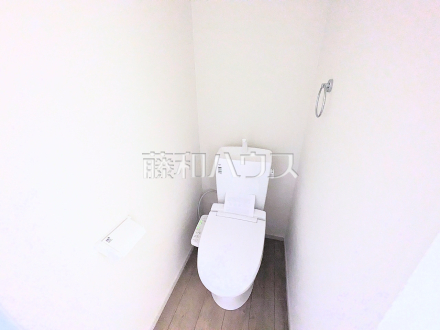 トイレ　【調布市深大寺南町２丁目】
各階にトイレがあると、階段の上り下りをせずに済むため就寝時なども便利です。　／撮影日2025/06/22