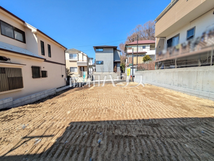 ≪現地外観≫建物のプレゼンをさせていただきますので、実際の完成イメージを思い描いていただくことができます。お気軽にお問合せ下さい。 【調布市深大寺南町２丁目】／撮影日2025/03/21