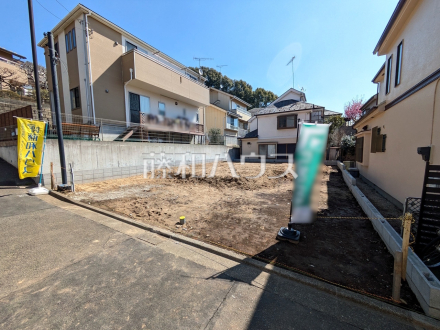≪現地外観≫見学はしたいけど、なかなか時間が取れない・・・そんな方に出勤前や仕事終わりにマイホームを見学できるサポートをいたします。  　【調布市深大寺南町２丁目】 ／撮影日2025/03/21