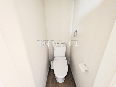 トイレ　【調布市深大寺南町２丁目】
ウォシュレット付きトイレ！リビング・お風呂に続いて意外と癒しの空間かも！？　／撮影日2025/06/22