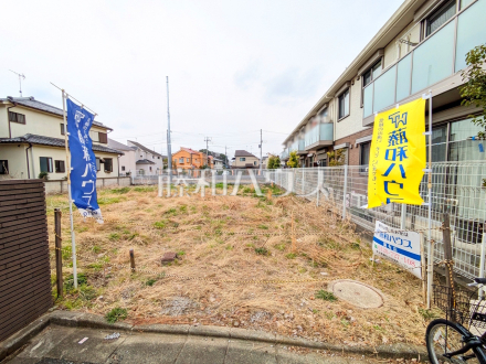 《外観（現況：植栽あり）》 来客時や駐輪スペースとしても利用可能なカースペース2台可（車種による） のプラン。　【調布市飛田給２丁目】／撮影日2025/03/24