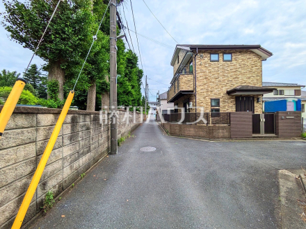 ≪接道状況≫ 物件の事、諸費用の事など、小さな疑問も、お気軽にご連絡・ご相談下さい。 　【調布市飛田給２丁目】／撮影日2025/05/23
