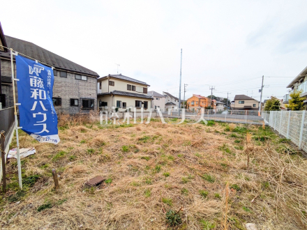 《外観（現況：植栽あり）》 京王線「飛田給」駅より徒歩5分、この恵まれたロケーションによる幸福感は、毎朝の通勤時にしっかりと感じられるのではないでしょうか。 　【調布市飛田給２丁目】／撮影日2025/03/24