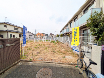 《外観（現況：植栽あり）》 物件の事、諸費用の事など、小さな疑問も、お気軽にご連絡・ご相談下さい。 　【調布市飛田給２丁目】／撮影日2025/03/24
