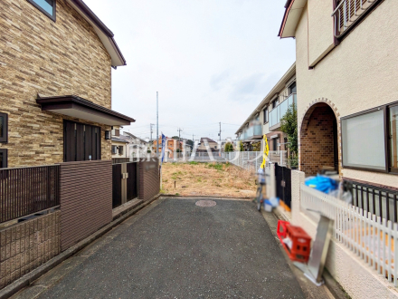 《接道状況（現況：植栽あり）》 平日のご案内も可能です。まずはお気軽にお問合せ下さいませ。 　【調布市飛田給２丁目】／撮影日2025/03/24