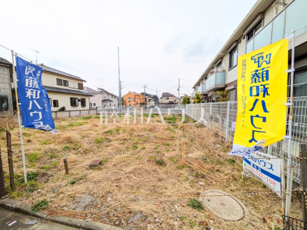《外観（現況：植栽あり）》 建物のプレゼンをさせていただきますので、実際の完成イメージを思い描いていただくことができます。お気軽にお問合せ下さい。 　【調布市飛田給２丁目】／撮影日2025/03/24
