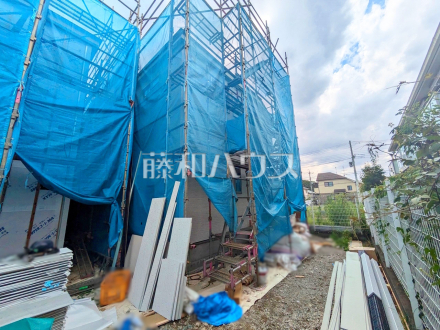 ≪1号棟　外観≫建物を「面」で支える耐震性に優れたベタ基礎。建物の底面全体が鉄筋コンクリートとなっているため、地面からの湿気やシロアリを防ぎやすくなっています。 　【調布市飛田給２丁目】／撮影日2025/06/27