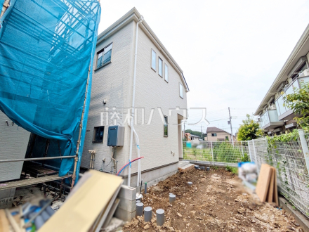 ≪1号棟　外観≫白を基調とした明るめの配色で、柔らかくほっこりとした姿のマイホームです。　【調布市飛田給２丁目】
／撮影日2025/07/07
