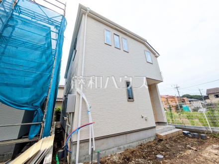 ≪1号棟　外観≫建物を「面」で支える耐震性に優れたベタ基礎。建物の底面全体が鉄筋コンクリートとなっているため、地面からの湿気やシロアリを防ぎやすくなっています。 　【調布市飛田給２丁目】／撮影日2025/07/07
