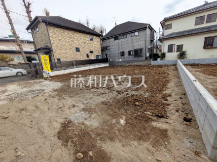≪2号棟　外観≫敷地面積約40坪とゆとりある広さで、カースペースも2台可能（車種による）。2台所有のご家庭や、普段使い用と趣味のお車の2台所有しても安心です。　【調布市飛田給２丁目】／撮影日2025/04/11