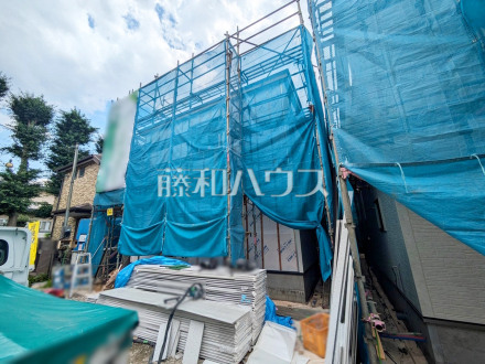 ≪2号棟　外観≫洗面室は動線が1本ではなく、 洗面室・浴室・パントリー・キッチンがコンパクトにまとまっているので、効率よく家事ができます。 　【調布市飛田給２丁目】／撮影日2025/06/27