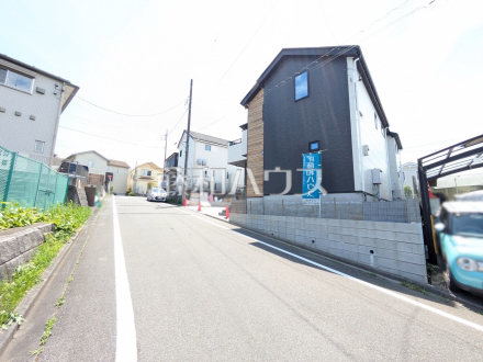 接道状況および現場風景（2号棟側）　【八王子市小比企町】ZEH水準の快適住宅です。／撮影日2025/06/16