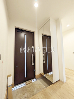 1号棟　玄関には姿見がございます。身だしなみの最終チェックをして出掛けましょう！　【練馬区石神井町８丁目】／撮影日2025/05/30
