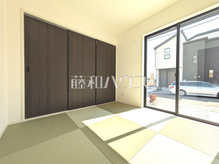 1号棟　リビングの隣に配置した和室は、独立した部屋や客間として使えるほか、引き戸を開ければリビングの一部として広々空間で利用できます。　【富士見市大字水子】／撮影日2025/03/02