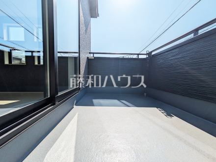 1号棟　居室から直接バルコニーへ出られる為、晴れた日は布団を干すことができます。　【富士見市大字水子】
／撮影日2025/03/02