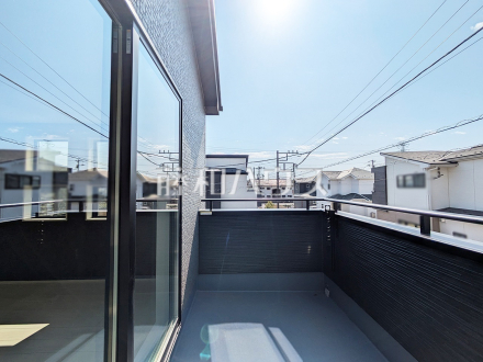 1号棟　奥行きのあるワイドバルコニー！お洗濯物の多い日でもいっきに干せますね。　【富士見市大字水子】／撮影日2025/03/02