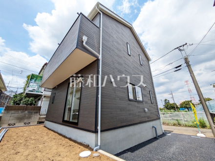 生活に溶け込むシンプルなデザインの外観が魅力の新邸です。　【府中市西府町３丁目】／撮影日2025/07/13