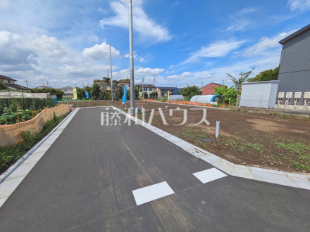 接道状況および現場風景　【小平市花小金井５丁目】　我が家に合った暮らしを追及できるフリープランの建築条件付き土地で、夢のマイホームを建築してみませんか？／撮影日2025/06/26