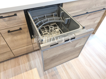 食器洗浄乾燥機　【国立市富士見台４丁目】　食後の片付けもラクに、毎日の家事を時短できるようキッチンに食洗機を内蔵しました。　／撮影日2025/08/07