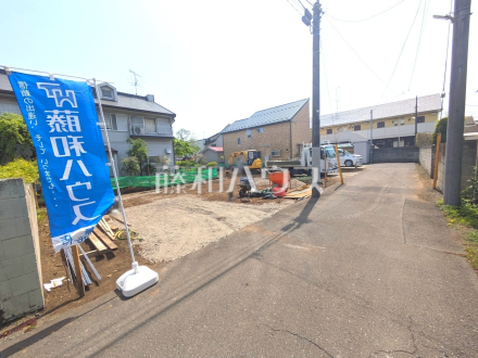 家族みんなの眩い笑顔、豊かな開口がもたらすこの場所は過ごす時を楽しむ時を紡ぐ場所、たくさんの笑顔があふれ心地よい時間が流れていくことでしょう。【小平市鈴木町２丁目】接道状況および現場風景／撮影日2025/04/19