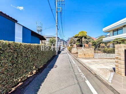 接道状況および現場風景　【西東京市東町２丁目】 建物のプレゼンをさせていただきますので、実際の完成イメージを思い描いていただくことができます。お気軽にお問合せ下さい。 ／撮影日2025/04/04