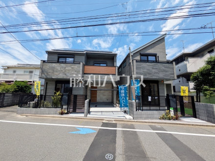 現場風景　【杉並区宮前４丁目】
足場が外れて実際の外観が見えてきました。完成までもう少しです。　／撮影日2025/04/18