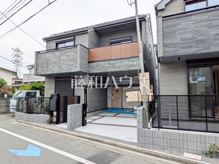 A号棟　外観　【杉並区宮前４丁目】 バルコニーがある2階に水回りを配置し家事動線も快適 ／撮影日2025/04/28