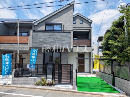 B号棟　外観　【杉並区宮前４丁目】
陰影のある外観フォルムに、良質な木々が自然の温もりを演出。ナチュラルで質の豊かな印象をもたらします。　／撮影日2025/05/04