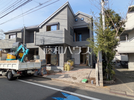 B号棟　外観　【杉並区宮前４丁目】順調に工事が進んでいます。実際の街並みの様子が段々見えて参りました。ぜひ実際に現地をご見学下さいませ。／撮影日2025/04/05