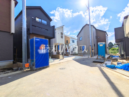  順調に工事が進んでいます。実際の街並みの様子が段々見えて参りました。ぜひ実際に現地をご見学下さいませ。 　【新座市東２丁目】／撮影日2025/07/13