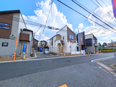 接道状況および現場風景　【新座市東２丁目】周辺環境はもちろん、日当たりや設備仕様など、実際に行ってみないと分からないことも多くございます。営業担当がご案内いたしますので、お気軽にお問い合わせください。／撮影日2025/07/13