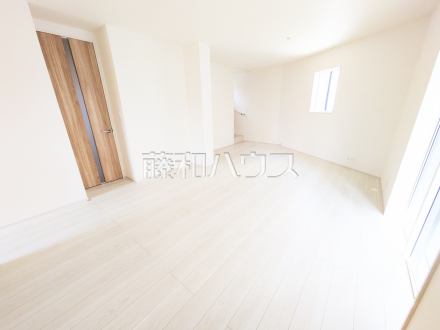 4号棟　リビング　【新座市東２丁目】
家族の存在を近くに感じ、心安らぐこの空間はいつも心地よく、気が付けば楽しい一日が終わろうとしている、そんな憩いのリビングです。　／撮影日2025/07/13
