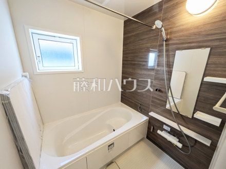 4号棟　浴室　【新座市東２丁目】
落ち着いた色合いで疲れたからだを癒す、贅沢なくつろぎ空間です。　／撮影日2025/07/13