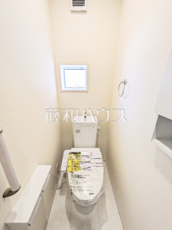 5号棟　トイレ　【新座市東２丁目】
ウォシュレット付きトイレ！リビング・お風呂に続いて意外と癒しの空間かも！？　／撮影日2025/07/13