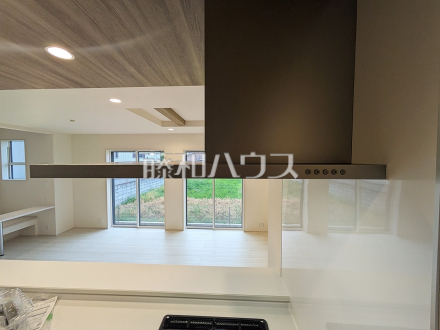 5号棟　レンジフード　【新座市東２丁目】　お手入れのしやすいレンジフードは見た目もスッキリしていて、料理時の油煙やニオイを効率的に外に出せます。／撮影日2025/07/04