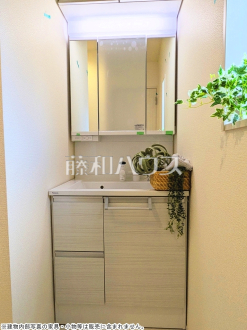 6号棟　洗面室　【新座市東２丁目】
三面鏡付きの洗面台。鏡の裏にも収納があり、歯ブラシや化粧品等もすっきり収納できます。　／撮影日2025/07/13
