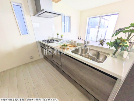 6号棟　キッチン　【新座市東２丁目】
ご家族の様子がわかり、会話も楽しめる対面式システムキッチン　／撮影日2025/07/13