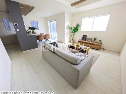 6号棟　リビング　【新座市東２丁目】
対面キッチンを採用したリビングは明るく開放感を主として設計しました。一日の中で一番長く家族が集まる場所だから機能性と利便性を重視しました。　／撮影日2025/07/13