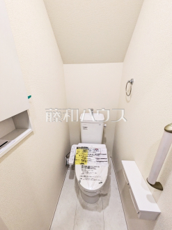 6号棟　トイレ　【新座市東２丁目】
きれいでさわやか、ウォシュレット付きトイレ　／撮影日2025/07/13