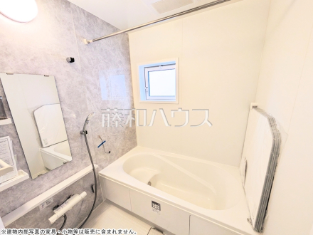 6号棟　浴室　【新座市東２丁目】
白を基調とした清潔感あふれるバスルームです　／撮影日2025/07/13