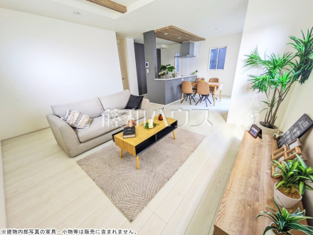 6号棟　リビング　【新座市東２丁目】　
対面キッチンを採用したリビングは明るく開放感を主として設計しました。一日の中で一番長く家族が集まる場所だから機能性と利便性を重視しました。　／撮影日2025/07/13