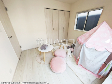 6号棟　居室　【新座市東２丁目】
幼い頃のたくさんの想い出が詰まった実家の部屋。それは特別な場所としていつまでも心に残っています。いつかこの部屋が子供たちにとってのそのような場所になるのかな？　／撮影日2025/07/13