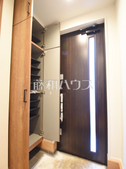 ≪玄関≫自然光を取り入れ明るい空間になるよう設計された玄関です。　　【狛江市元和泉２丁目】／撮影日2024/03/03