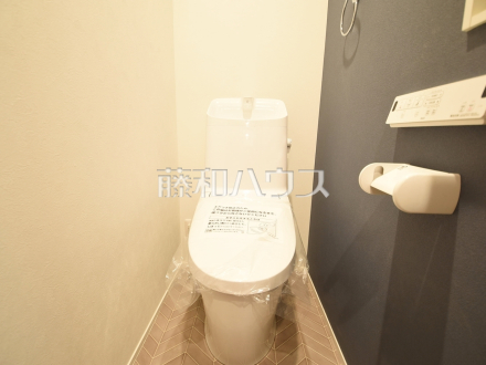 温水洗浄便座付きトイレ　温水洗浄便機能付きトイレで清潔にご使用いただけます。／撮影日2024/03/03