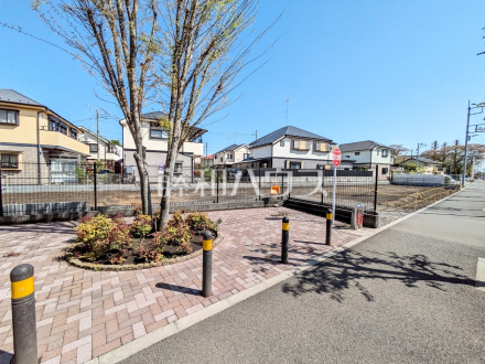 接道状況および現場風景　【小平市上水新町１丁目】 周辺環境はもちろん、日当たりなど、実際に行ってみないと分からないことも多くございます。営業担当がご案内いたしますので、お気軽にお問い合わせください。 ／撮影日2025/04/14