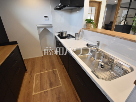 建物プラン例（内観）
対面式のカウンターキッチンは、いつでもご家族を感じられる空間作りの重要ポイントになりそうです。　
[参考プラン] 
建物価格：1,540万円（税込）　建物面積：88.02m²／撮影日2022/11/04