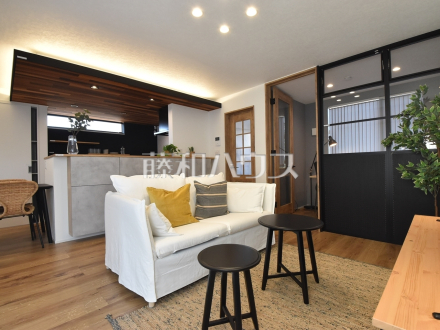 建物プラン例（内観）
家族の存在を近くに感じ、心安らぐこの空間はいつも心地よく、気が付けば楽しい一日が終わろうとしている、そんな憩いのリビングです。　
[参考プラン] 
建物価格：1,540万円（税込）　建物面積：88.02m²／撮影日2022/11/04