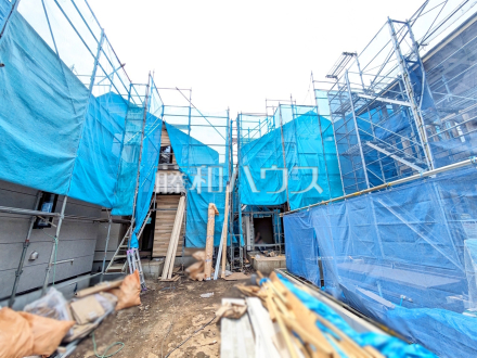 ≪1号棟　外観≫道路から奥まった住まいは、車や人通りも気にならずプライバシーの確保された住空間を保つことができます。 　【狛江市西野川４丁目】／撮影日2025/07/07
