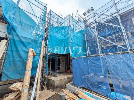 ≪1号棟　外観≫建物のプレゼンをさせていただきますので、実際の完成イメージを思い描いていただくことができます。お気軽にお問合せ下さい。【狛江市西野川４丁目】／撮影日2025/07/07